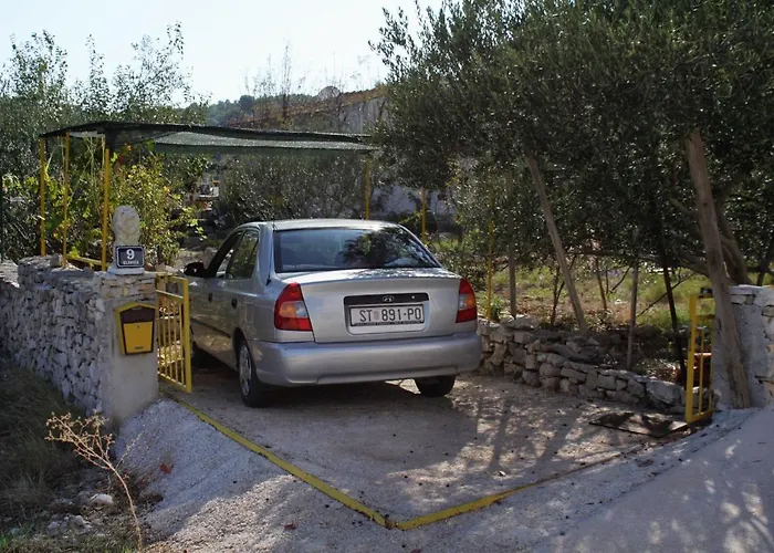 With A Parking Space Rogac, Solta - 5165