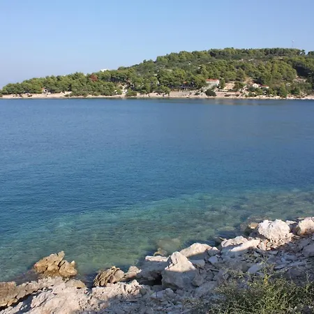 Апартаменты With A Parking Space Rogac, Solta - 5165