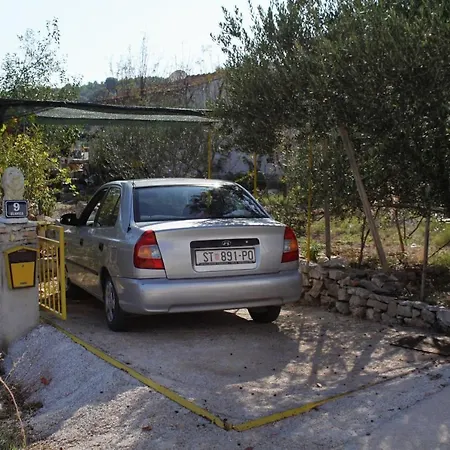 With A Parking Space Rogac, Solta - 5165