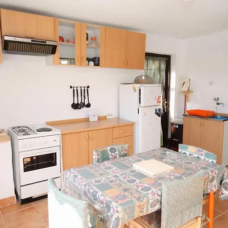 Апартаменты With A Parking Space Rogac, Solta - 5165